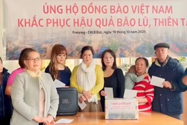 Ông Đinh Văn Nghĩa (ngoài cùng bên phải), đại diện Ban tổ chức chia sẻ: Mỗi tấm lòng, dù nhỏ, đều mang trong đó tình yêu quê hương sâu nặng. (Nguồn: Phương Hoa/TTXVN)