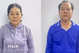 Hai đối tượng Nguyễn Thị Hoa và Tô Văn Bé Mười tại cơ quan Công an. (Ảnh: TTXVN phát)