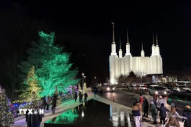 Tọa lạc tại Kensington, bang Maryland, ngôi đền nổi bật với kiến trúc trắng trang nhã và những ngọn tháp cao vươn lên giữa không gian rộng lớn. (Ảnh: Ngọc Quang/TTXVN)