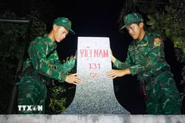 Lực lượng Bộ đội Biên phòng tỉnh Tây Ninh kiểm tra, quản lý cột mốc biên giới trên tuyến biên giới Tây Nam. (Ảnh: Minh Phú/TTXVN)
