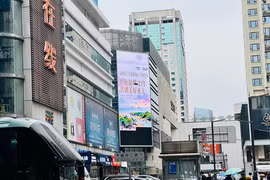 Banner tuyên truyền về năm APEC 2026 tại khu vực Hoa Cường Bắc (Thâm Quyến, Trung Quốc). (Ảnh: Việt Đức/Vietnam+)