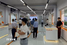 Các đại biểu tham quan Trung tâm Thực hành Công nghệ Tự động hóa 2.0 – KUKA Automation 2.0 Technology Center tại Khu Công nghệ cao TP. Hồ Chí Minh. (Ảnh: Thanh Vũ/TTXVN)