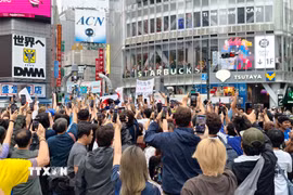 Ngã năm Shibuya nổi tiếng tại Tokyo ngập tràn cổ động viên bóng đá chung vui với đội nhà. (Ảnh: Xuân Giao/TTXVN)