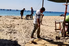 Các lực lượng của địa phương cùng người dân dọn dẹp rác thải khu vực bãi biển du lịch tại khu vực thôn Lý Hòa, phường Quy Nhơn Đông (tỉnh Gia Lai). (Ảnh: TTXVN phát)