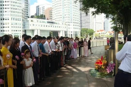  Đại sứ quán Việt Nam tại Singapore cùng Cộng đồng người Việt Nam tại Singapore đã tổ chức lễ dâng hoa tượng Bác tại Bảo tàng Văn minh châu Á. (Nguồn: TTXVN)