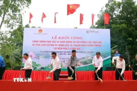 Nghi thức khởi công nâng cấp, tôn tạo Di tích lịch sử tại Bến phà II Long Đại, xã Hiền Ninh (Quảng Ninh, Quảng Bình), nơi hy sinh của 16 Thanh niên xung phong. (Ảnh: Tá Chuyên/TTXVN)