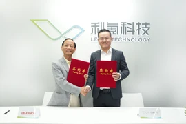 Ông Vũ Văn Tiền, Chủ tịch Tập đoàn Geleximco, và ông Huệ Chí Phong, Chủ tịch công ty LEEKR Technology, ký kết văn kiện hợp tác.