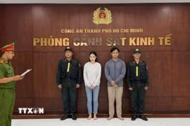 Hai 2 bị can là vợ chồng Trần Thị Như Hảo và Nguyễn Trọng Anh bị bắt tạm giam. (Ảnh: TTXVN phát)