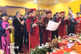 Đại diện Ban tổ chức đọc bài văn tế tưởng niệm và tri ân các Vua Hùng. (Ảnh: Trần Hải /TTXVN)