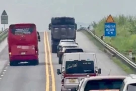 Hình ảnh chiếc xe khách lấn làn, vượt ẩu sang làn đường ngược chiều trên cao tốc gây nguy hiểm (Ảnh: Công an cung cấp).