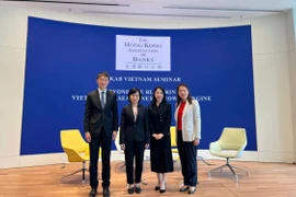 Bà Lê Đức Hạnh, Tổng Lãnh sự Việt Nam tại Hong Kong (đứng thứ hai tính từ bên trái) và các đại biểu tham dự Hội thảo. (Ảnh: TTXVN)
