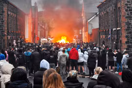 Những người biểu tình phóng hỏa vào lực lượng an ninh. (Ảnh: Belfastlive)