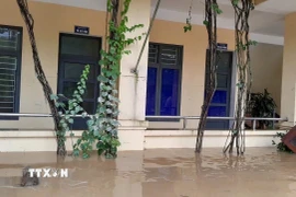 Trường Tiểu học Lưu Kiền 2 (xã Tương Dương) bị ngập trong mưa lũ. (Ảnh: TTXVN phát)