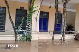 Trường Tiểu học Lưu Kiền 2 (xã Tương Dương) bị ngập trong mưa lũ. (Ảnh: TTXVN phát)