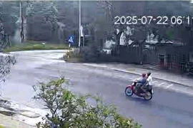 Hình ảnh ông M (quê Bắc Ninh) chở nam thanh niên được trích xuất từ camera của nhà dân. (Ảnh: Người dân cung cấp)