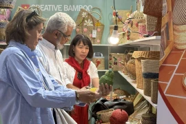 Khách hàng nước ngoài tìm hiểu sản phẩm của doanh nghiệp Việt Nam. (Ảnh: Hữu Chiến/TTXVN)