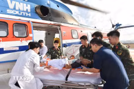Trực thăng vận chuyển hai người bệnh từ Trường Sa về đất liền an toàn. (Ảnh: TTXVN phát)