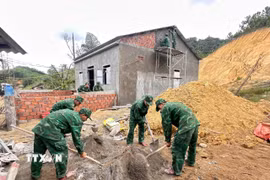 Hỗ trợ xóa nhà tạm cho hộ dân khó khăn vùng biên giới biển của thành phố Huế. (Ảnh: Mai Trang/TTXVN)