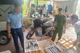 Đội Quản lý thị trường số 6 cùng lực lượng phối hợp kiểm tra hàng hóa. (Nguồn: Quản lý thị trường Thanh Hoá.)