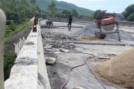 Hệ thống lan can, mặt cầu cũng được sửa chữa, nâng cấp. (Ảnh: Hữu Quyết/TTXVN)