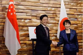 Thủ tướng Lawrence Wong và người đồng cấp Nhật Bản Sanae Takaichi. (Ảnh: AP)