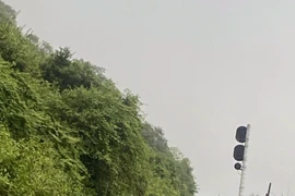 Đường sắt Bắc-Nam qua Quảng Trị bị tắc do đá lăn 