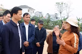 Chủ tịch Ủy ban Nhân dân tỉnh Bắc Ninh Vương Quốc Tuấn nghe người dân phản ánh, kiến nghị. (Ảnh: Thái Hùng/TTXVN)