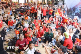 Đông đảo người dân Thành phố Hồ Chí Minh và các tỉnh lân cận tập trung trên vỉa hè góc đường Nam Kỳ Khởi Nghĩa - Nguyễn Đình Chiểu (Quận 3) để chờ xem lễ diễu binh, diễu hành kỷ niệm 50 năm Ngày Giải phóng miền Nam, thống nhất đất nước (30/4/1975 - 30/4/2025). (Ảnh: Thanh Vũ/TTXVN)