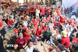 Đông đảo người dân Thành phố Hồ Chí Minh và các tỉnh lân cận tập trung trên vỉa hè góc đường Nam Kỳ Khởi Nghĩa - Nguyễn Đình Chiểu (Quận 3) để chờ xem lễ diễu binh, diễu hành kỷ niệm 50 năm Ngày Giải phóng miền Nam, thống nhất đất nước (30/4/1975 - 30/4/2025). (Ảnh: Thanh Vũ/TTXVN)