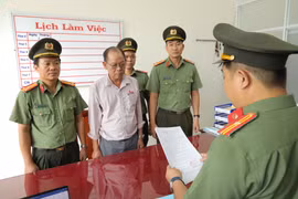 Cơ quan An ninh điều tra Công an Tây Ninh đọc lệnh khởi tố, bắt tạm giam đối tượng Nguyễn Minh Hùng. (Nguồn: Công an tỉnh Tây Ninh)