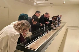 Israel lần đầu trưng bày cuốn Kinh Thánh cổ 2.100 tuổi