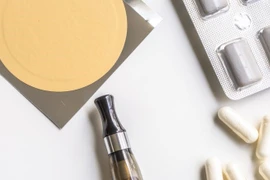 Các sản phẩm chứa nicotine để hỗ trợ cai thuốc lá như miếng dán, kẹo gum, ống hít… (Ảnh: everyonehealth.co.uk)