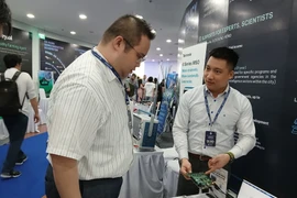 Sản phẩm vi mạch bán dẫn sản xuất tại Việt Nam được trưng bày tại Ngày hội Vi mạch bán dẫn Đà Nẵng 2025. (Ảnh: Mỹ Hà/TTXVN)
