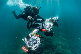 Bộ thiết bị chụp ảnh lập thể ba camera được sử dụng để tạo ra mô hình 3D chính xác của các hiện vật dưới nước — một công cụ ngày càng không thể thiếu trong khảo cổ hiện đại. (Nguồn: Đại học Haifa)