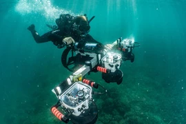 Bộ thiết bị chụp ảnh lập thể ba camera được sử dụng để tạo ra mô hình 3D chính xác của các hiện vật dưới nước — một công cụ ngày càng không thể thiếu trong khảo cổ hiện đại. (Nguồn: Đại học Haifa)