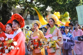 Khối diễu hành đi qua các tuyến phố của Hà Nội. (Ảnh: Khánh Hoà/TTXVN)
