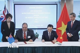 Quyền Bộ trưởng Ngoại giao Lê Hoài Trung và Bộ trưởng Ngoại giao, Lao động và Thương mại Paulson Panapa ký Thông cáo chung thiết lập quan hệ ngoại giao giữa hai nước. (Ảnh: Thanh Tuấn/TTXVN)