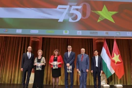 Đại sứ Bùi Lê Thái trao tặng cho các khách mời danh dự Tập san đặc biệt do Đại sứ quán Việt Nam tại Hungary phối hợp với Tạp chí Eurasia xuất bản nhân kỷ niệm 75 năm thiết lập quan hệ ngoại giao giữa hai nước. (Ảnh: TTXVN)