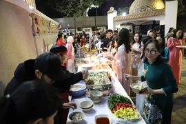 Bà con cộng đồng người Việt tại Ai Cập và bạn bè quốc tế thưởng thức các món ăn truyền thống của Việt Nam. (Ảnh: Nguyễn Trường/TTXVN)