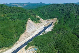 Một đoạn đường, hầm thuộc dự án thành phần đoạn Quảng Ngãi-Hoài Nhơn. (Ảnh: TTXVN)