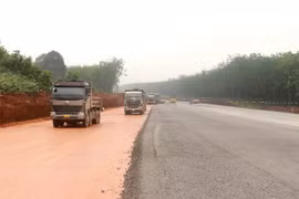 Nhiều phương tiện được huy động thi công mặt đường cao tốc Vạn Nịnh - Cam Lộ đoạn qua huyện Gio Linh (Quảng Trị). (Ảnh: Nguyên Lý/TTXVN)