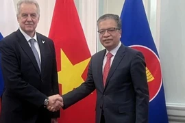 Đại sứ Việt Nam tại Liên bang Nga Đặng Minh Khôi và Chủ nhiệm Ủy ban Đối ngoại thành phố St. Petersburg Evgeny Grigoriev. (Nguồn: VOV)