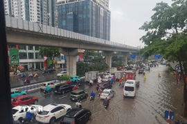 Ngập trên phố Nguyễn Trãi ảnh hưởng đến di chuyển của các phương tiện. (Ảnh: Tuấn Anh/TTXVN)
