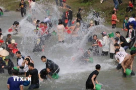 Người dân vui chơi té nước tại Lễ hội Then Kin Pang ở xã Khổng Lào, tỉnh Lai Châu. (Ảnh: Nguyễn Oanh/TTXVN.)