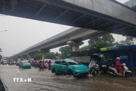 Ngập trên phố Nguyễn Trãi ảnh hưởng đến di chuyển của các phương tiện. (Ảnh: Tuấn Anh/TTXVN)