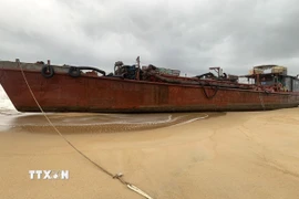 Tàu hàng mắc cạn tại khu vực bãi cát sát mép nước. (Ảnh: TTXVN phát)