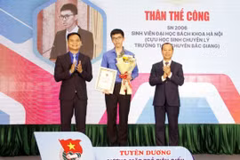 Thân Thế Công nhận Giải thưởng Gương mặt trẻ tiêu biểu tỉnh Bắc Giang. (Ảnh: Đồng Thúy/TTXVN)