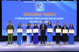 Tặng Bằng khen của Tỉnh đoàn Lạng Sơn cho các cá nhân có thành tích tiêu biểu trong đợt phát động thi đua, tổ chức các hoạt động kỷ niệm 95 năm ngày thành lập Đoàn TNCS Hồ Chí Minh. (Ảnh: Anh Tuấn/TTXVN)