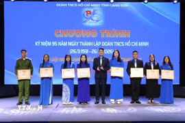 Tặng Bằng khen của Tỉnh đoàn Lạng Sơn cho các cá nhân có thành tích tiêu biểu trong đợt phát động thi đua, tổ chức các hoạt động kỷ niệm 95 năm ngày thành lập Đoàn TNCS Hồ Chí Minh. (Ảnh: Anh Tuấn/TTXVN)