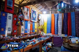 Các sản phẩm thủ công từ lanh như quần áo, túi, ví, khăn… được trưng bày, góp phần đưa nghề truyền thống đến gần hơn với du khách. (Ảnh: Lan Anh/TTXVN phát)